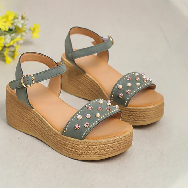 Avslappnade Sandaler Med Kil