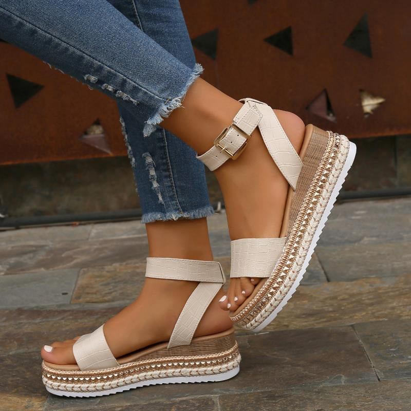 Avslappnade Plattformssandaler