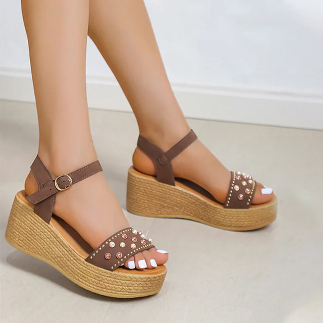 Avslappnade Sandaler Med Kil